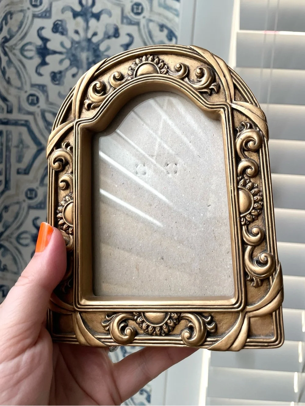 Vintage goldtone molded resin photo frame celestial sun/sunflower coffeehouse
